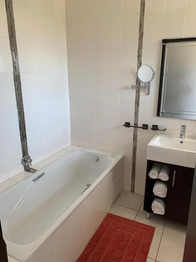 Leighton Court Hotel Newcastle Bagian luar foto